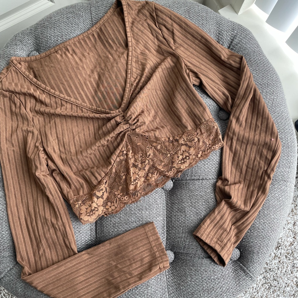 Not sure on brand, size small, and color brown.